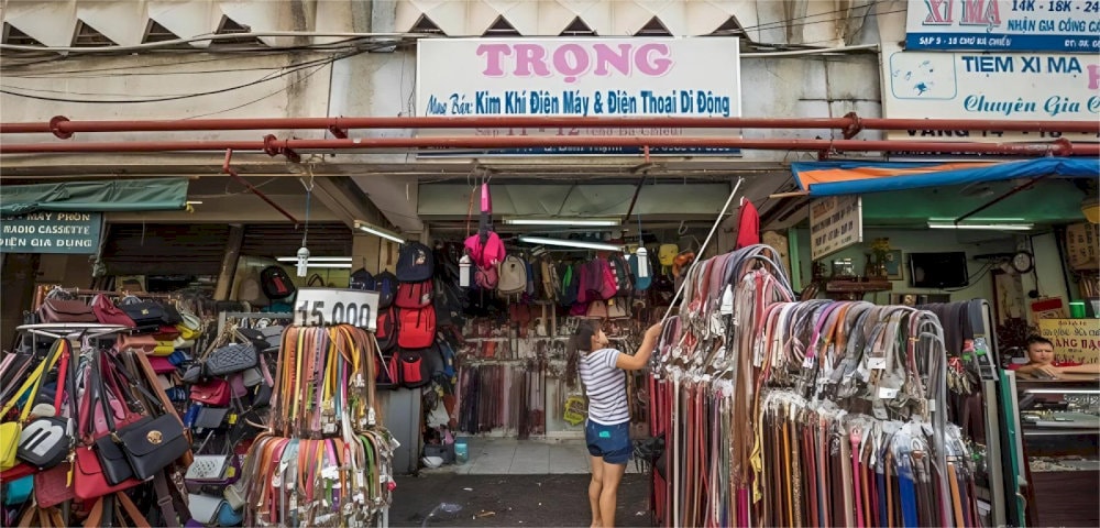 Bạn nên kiểm tra chất lượng sản phẩm kỹ càng khi mua đồ si - đồ cũ (đồ đã qua sử dụng) tại chợ